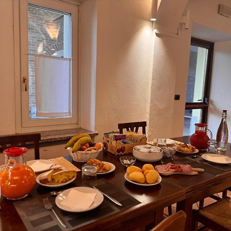 Agriturismo Podere La Piazza คอสติจลิโอเล ดิอาสติ ภายนอก รูปภาพ