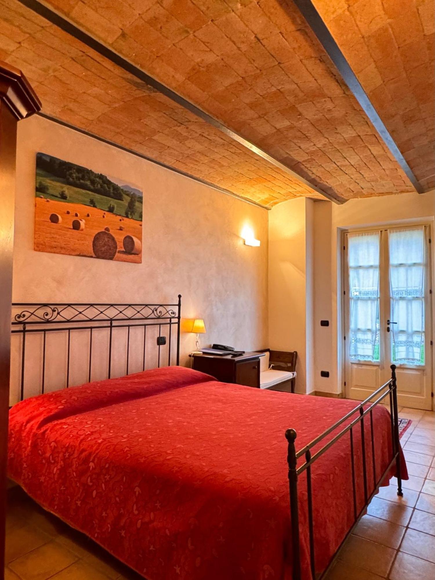 Agriturismo Podere La Piazza คอสติจลิโอเล ดิอาสติ ภายนอก รูปภาพ