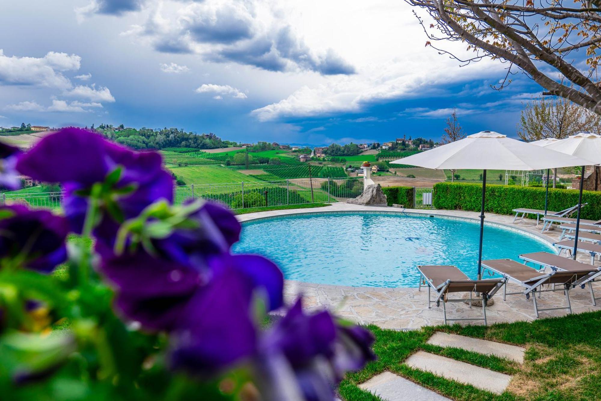 Agriturismo Podere La Piazza คอสติจลิโอเล ดิอาสติ ภายนอก รูปภาพ